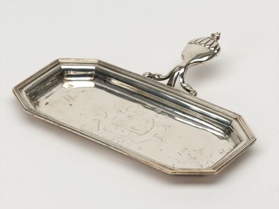 Mum snuffer tepsisi, Board of Ordnance, c.1696 (tepsi, snuffer) by Anthony Nelme