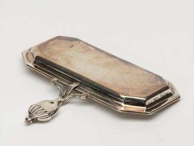 Mum snuffer tepsisi, Board of Ordnance, c.1696 (tepsi, snuffer) by Anthony Nelme