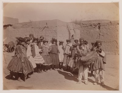 Kabile kostümü içinde dans eden bir grup kadın (gümüş albümen baskı) by Antoin Sevruguin