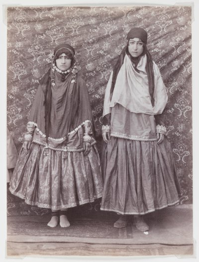 Kabile kostümlü iki kadın (gümüş albümen baskı) by Antoin Sevruguin