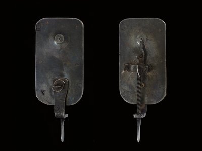 Mikroskop, c.1690 (gümüş ve cam) (ayrıca bkz. 1121457-60) by Antoni van Leeuwenhoek