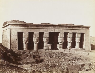 Dendera Tapınağı, tapınağın cephesinin kuzeydoğusundan görünüm by Antonio Beato