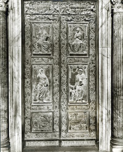 İsa, Bakire, SS sahneleriyle süslenmiş kabartma panel kapı. Peter ve Paul ve Papa IV. Eugenius