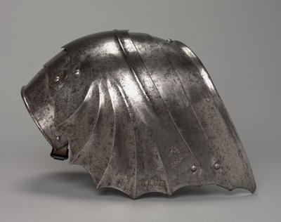 Gotik yelpaze şeklindeki pauldron, c.1485-1500 (çelik) by Antonio Missaglia