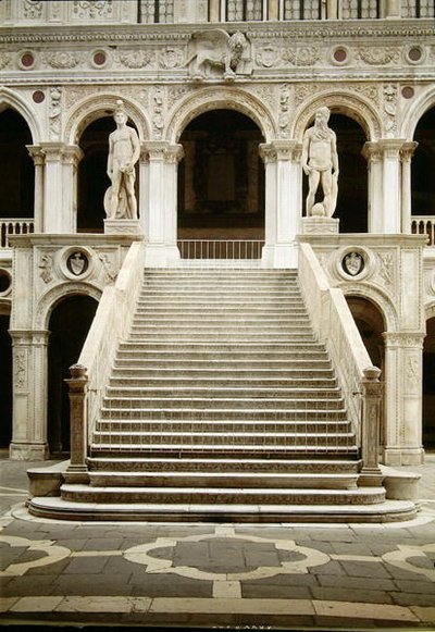 Antonio Rizzo tarafından Mars ve Neptün heykelleri ile Jacopo Sansovino (1486-1570) tarafından tasarlanan Scala dei Giganti