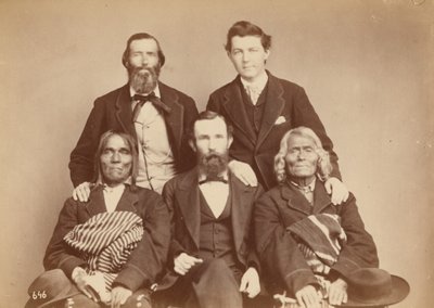 Alexander Gardner, William Henry Jackson ve Antonio Zeno Shindler, Pueblo delegeleri Isleta Valisi Alejandro Padilla ve Isleta Eski Valisi Ambrosio Abeita ile birlikte,1868 (fotoğraf) by Antonion Zeno Shindler