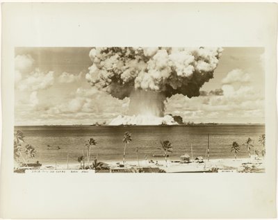 Crossroads Operasyonu Sırasında Atom Bombası Testi Güney Pasifik Bikini atolündeki Bikini Atoll'deki Crossroads Operasyonu sırasında 'Fırıncı Testi' olarak adlandırılan atom testi (nesnedeki başlık) by Army Navy Task Force One
