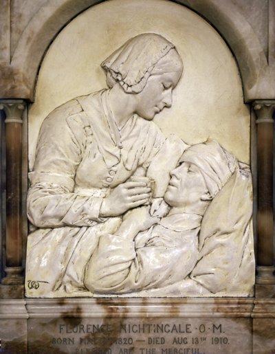 Florence Nightingale yaralı bir adamı teselli ederken (alçı-bas kabartma) by Arthur George Walker