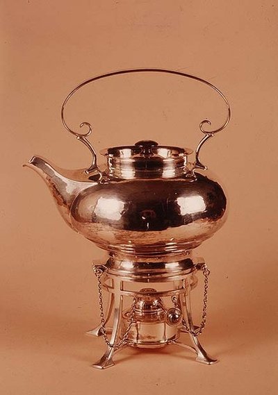 Su ısıtıcısı ve ispirto brülörü, Birmingham Guild of Handicraft tarafından yapılmıştır, c.1905-10 (gümüş kaplama bakır) by Arthur Stansfield Dixon