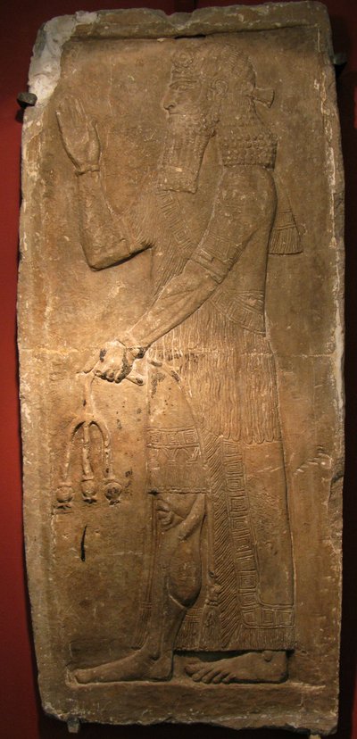 Nar ağacı dalı olan rahip. Asur kralı II. Sargon