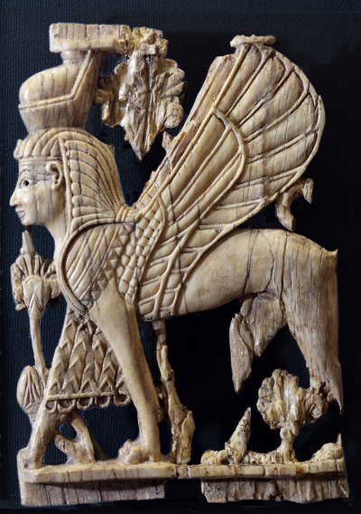 İnsan yüzlü Kanatlı Griffin, Fenike tarzı fildişi mobilya dekorasyonu, Nimrud, MÖ 800-700 (fildişi) by Assyrian