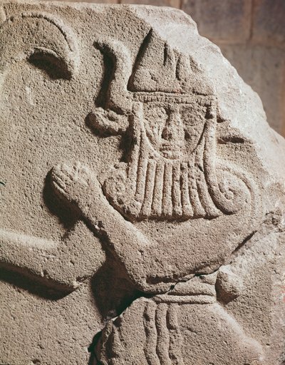 Bir Hitit idolünü betimleyen kabartma, MÖ 11.-9. yy by Assyrian School