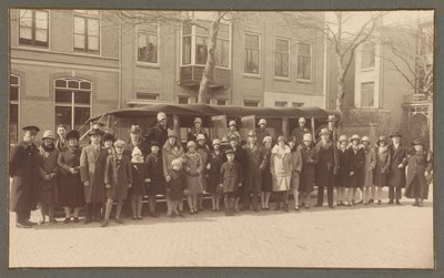 1928'de 40. yıl dönümü vesilesiyle yönetmen Arthur Schnitzler ve eşiyle birlikte 'Gelria' şemsiye fabrikası personelinin grup portresi by Atelier Grijpink