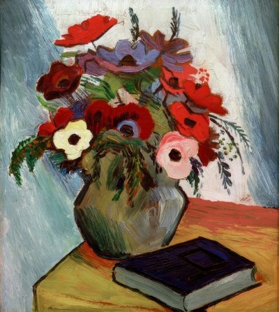 Anemon ve mavi kitap ile natürmort by August Macke