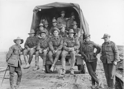Bir kamyon dolusu Avustralyalı Topçu takviyesi, Hindenburg Hattı Savunmaları için savaşan 5. Avustralya Tümen Topçusunun bataryalarına katılmak için yol boyunca ilerliyor, by Australian Photographer