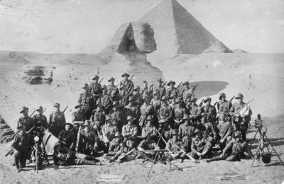 Sfenks ve Piramidin önünde bir Avustralya Piyade İşaret Okulunun resmi olmayan grup portresi. Sinyalizasyon ekipmanı ön planda, c.1915 by Australian Photographer