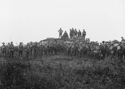 Bir tank mürettebatının ve 5. Avustralya Piyade Tugayının bazı üyelerinin açık hava grup portresi, 8 Ağustos 1918 by Australian Photographer