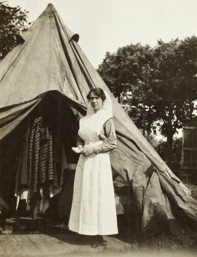 Steenwerck yakınlarındaki 2. Avustralya Yaralı Takas İstasyonundan Rahibe Ada Smith, Trois Arbres, Fransa, 1916 by Australian Photographer