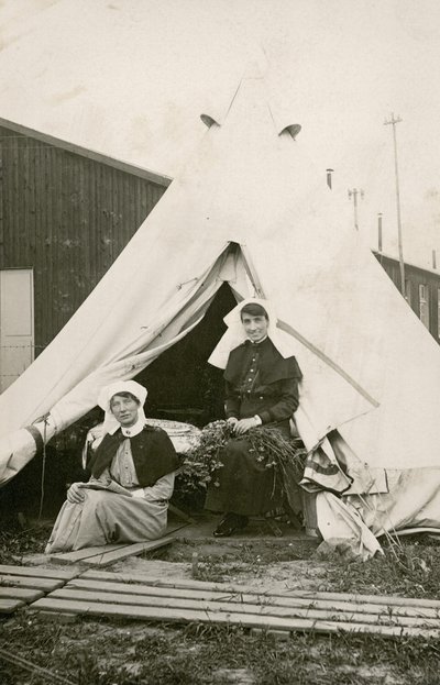 Rahibe Eleanor Wibmer Jeffries ve Rahibe Nellie Constance Morrice (sağda), Somme kıyısından toplanmış çiçeklerle 3 Nolu Avustralya Genel Hastanesi
