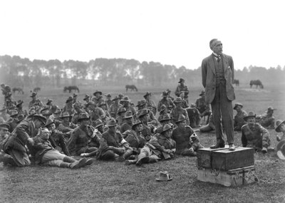 Çok Saygıdeğer William Morris (Billy) Hughes, dört mühimmat kutusundan oluşan bir platform üzerinde dururken, La Motte yakınında yaklaşık bir kiloluk 5. Avustralya Saha Ambulansının bir toplantısına hitap ediyor. by Australian Photographer