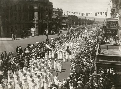 Barış Günü yürüyüşünü tutan kadınlar King William Caddesi, Adelaide, Güney Avustralya, Kasım 1918 by Australian Photographer