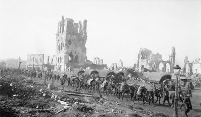 Ypres, Belçika 18 Ekim 1917. Piyade ile erzak toplayan katırları toplayın. Arka planda mermi hasarlı binalara dikkat edin, 18 Ekim 1917 by Australian Photographer