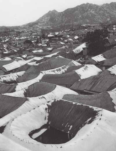 Japonya: Kai-syong, Kışın küçük bir Kore kasabasının görünümü (siyah-beyaz fotoğraf) by Axel von Graefe