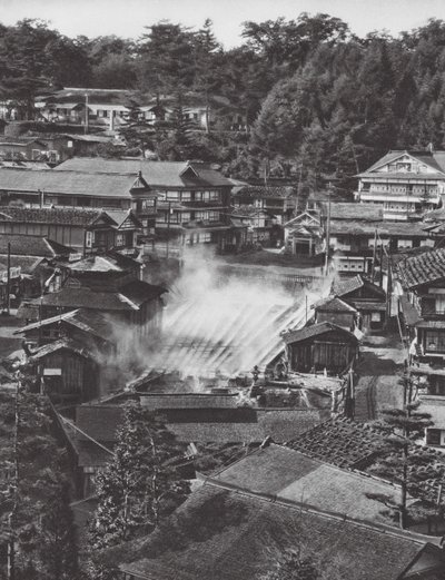 Japonya: Kusatsu, Kükürt kaynakları (b/w fotoğraf) by Axel von Graefe