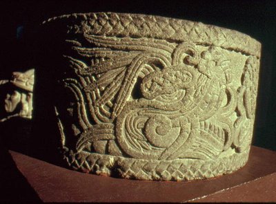 Tüylü Yılanlı Urn by Aztec
