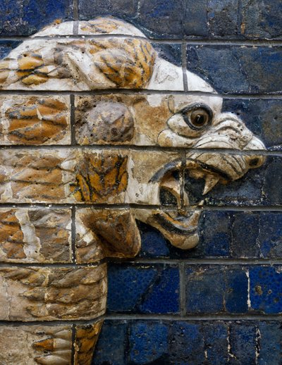 Aslan başı, II. Nebukadnezar (MÖ 604-562) döneminde Babil'deki İştar Kapısı'na Giden Alay Yolu'nu süsleyen mitolojik hayvanları betimleyen sırlı tuğla karolardan detay. Babil uygarlığı, MÖ 7. - 6. yy. by Babylonian