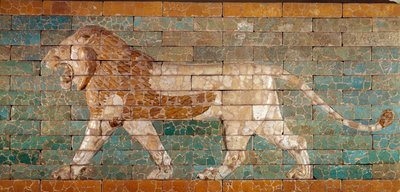 Nebuchadnezzar II (MÖ 605-562) yönetimindeki Babil Alay Yolu erigee: Mozaik bir tuğla aslanı betimleyen İştar Kapısı