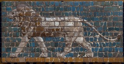 Nebuchadnezzar II (MÖ 605-562) yönetimindeki Babil Alay Yolu erigee: Mozaik bir tuğla aslanı tasvir eden İştar Kapısı