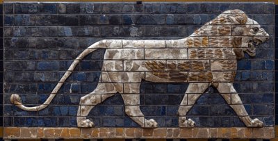 Nebuchadnezzar II (MÖ 605-562) yönetimindeki Babil Alay Yolu erigee: Mozaik bir tuğla aslanı tasvir eden İştar Kapısı