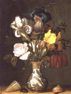 Kabuklu porselen vazoda süsen, gül ve diğer çiçekler by Balthasar van der Ast