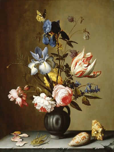 Süsen, gül, columbine, sümbül ve siyah bir çömlek sürahi içinde bir lale, deniz kabukları ve taş bir çıkıntı üzerinde bir çekirge ile by Balthasar van der Ast