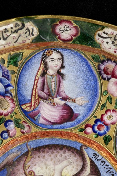 Astrolojik süslemeli kapaklı kase, tabak ve kaşık, 19. yüzyılın başları (emaye ve altın) by Baqir Baqir