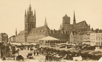 Pazar Günü Grand Place, Ypres, Belçika by Belgian Photographer