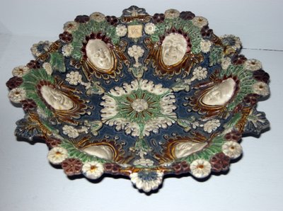 Grotesk yüzlü çanak (fayans) by Bernard Palissy
