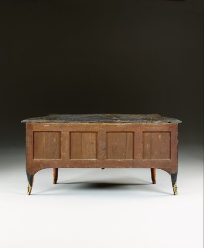 Louis XV komodin, c.1740 (ormolu montajlı Çin siyahı, çok renkli ve yaldızlı cila, serpantin, mermer ve vernis) by Bernard van Risamburgh