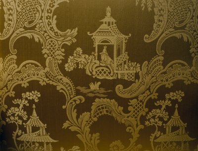 Çin motifleri, George II tarzı koltukta döşemeden detay, oymalı ahşap, dolgulu kollar ve döşemeli sırt ve koltuk, yaklaşık 1750, Birleşik Krallık by British School