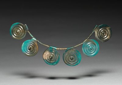 Bir Kolyeden Öğeler, MÖ 1400-1300 dolayları by Bronze Age