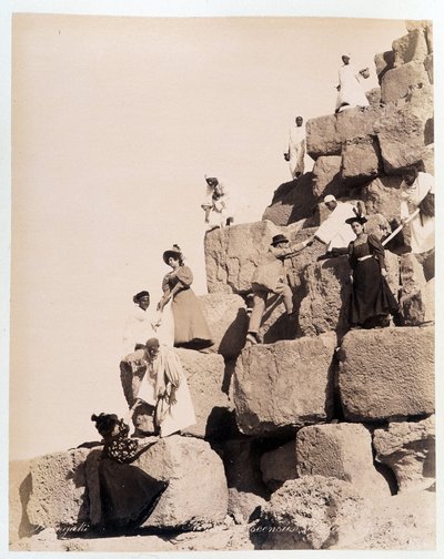 Turistler tarafından bir piramit tırmanma - Zengali kardeşlerin fotoğrafı, 19. yüzyılın sonlarında by Brothers Zangaki