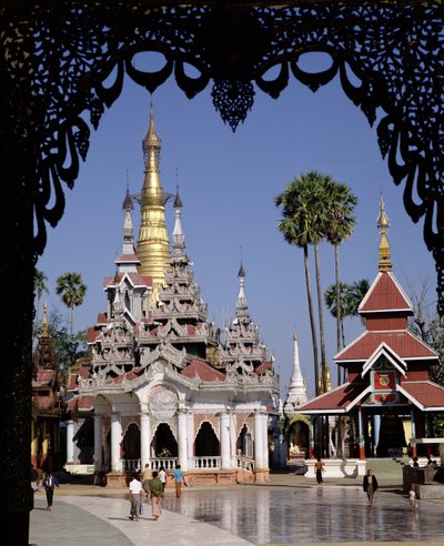 1453-72 arasında inşa edilen Shwedagon Pagoda