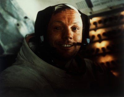 Komutan Neil Armstrong, Ay