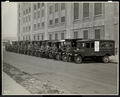 111 East 128th Street, East Harlem, New York, 1929 (gümüş jelatin baskı) adresindeki Carolyn Laundry'nin önüne park etmiş bir dizi teslimat kamyonu by Byron Company