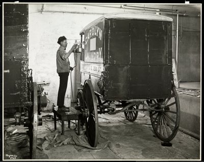 111 East 128th Street, East Harlem, New York, 1929 adresindeki Carolyn Laundry'nin teslimat vagonunu spreyle boyayan bir adam (gümüş jelatin baskı) by Byron Company