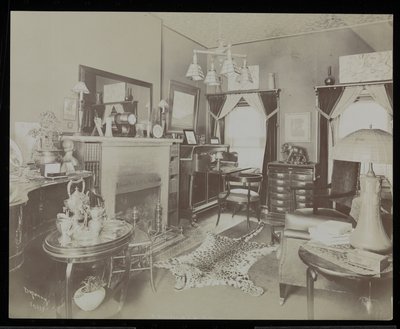 Oyun yazarı Henry Martyn Blossom'un evinde bir oturma odası, 23 East 30th Street, New York, 1908 (gümüş jelatin baskı) by Byron Company
