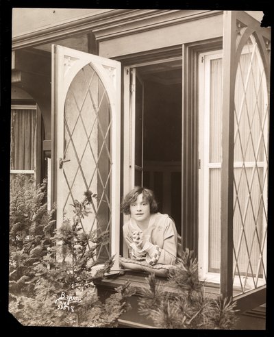 Anne Murdock Evde, c.1915 (gümüş jelatin baskı) by Byron Company