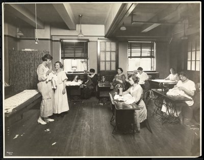 Kör genç kadınlar ve New York Körler Derneği'nde bir sınıfta dikiş diken bir öğretmen, 111 East 59th Street, New York, 1921 (gümüş jelatin baskı) by Byron Company