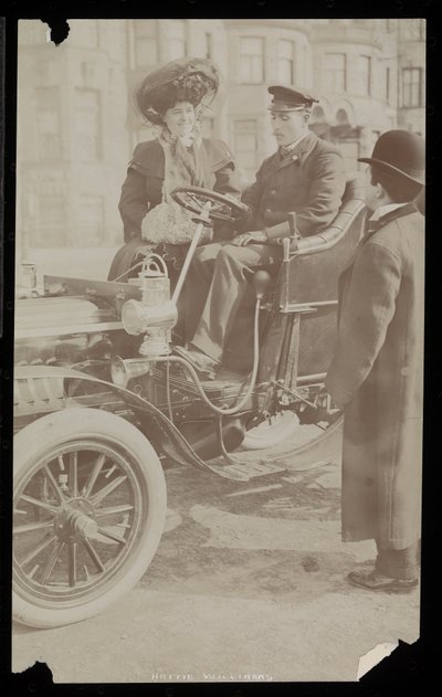 Hattie Williams, New York şehrinin ilk otomobillerinden birinde şoförle birlikte oturuyor, New York, 1890-1910 (gümüş jelatin baskı) by Byron Company